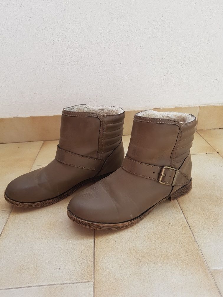 Botas com tacão raso