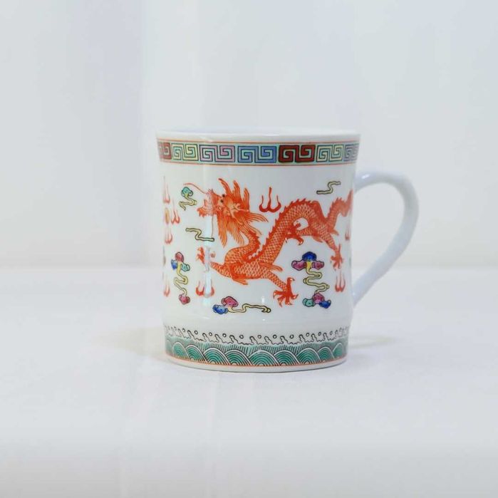 Caneca oriental decorada com um dragão
