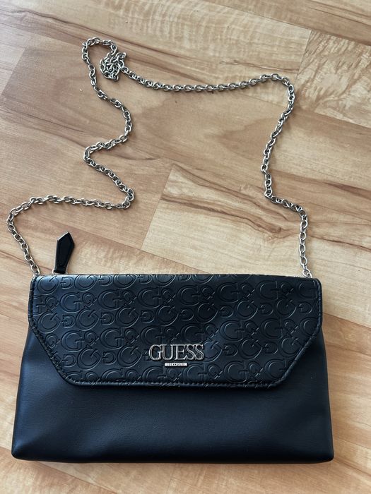 Torba torebka GUESS czarna kopertówka mala na łańcuszku ładna