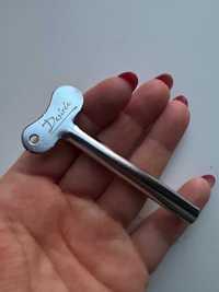 Desiree wyciskarka kluczyk klucz miseczka do farb fryzjerskich srebrna