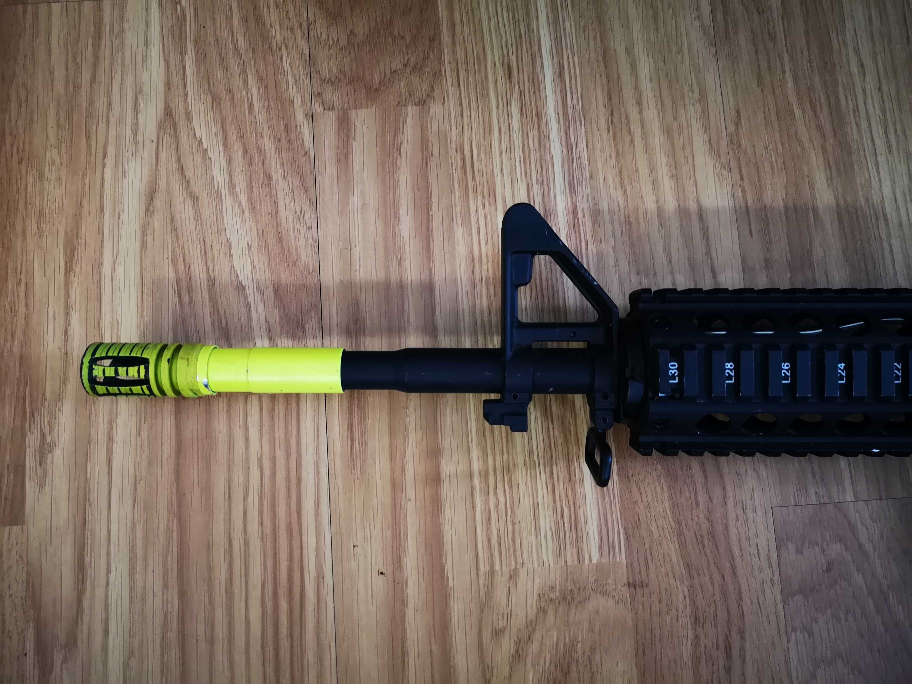 Airsoft réplica com pinturas.
