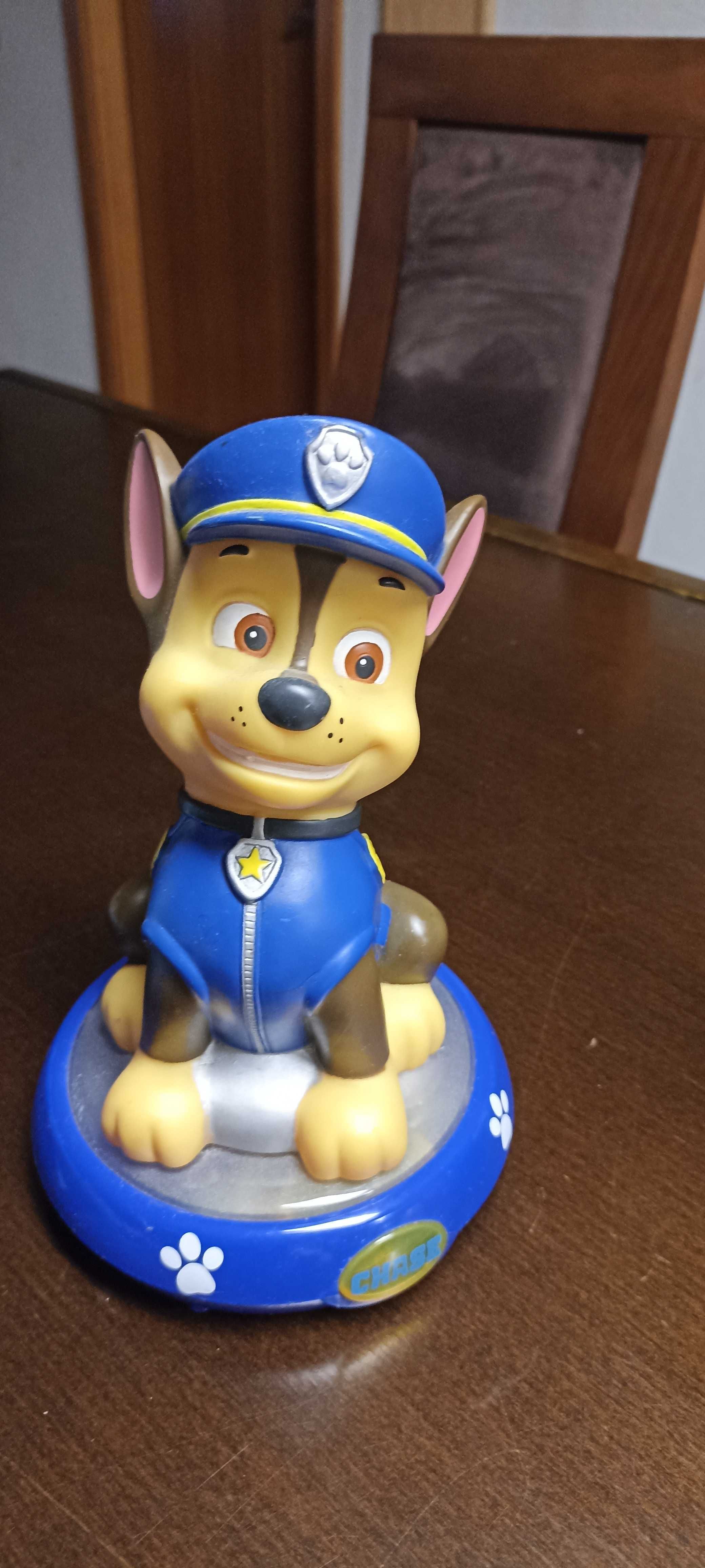Móvel e brinquedos de criança