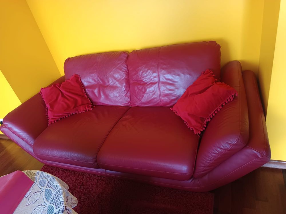 Skórzana sofa w kolorze czerwonym