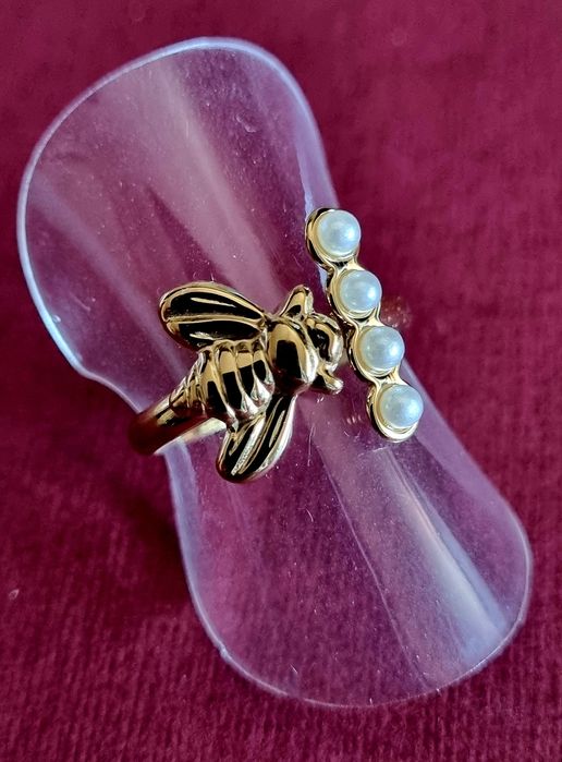 Anel dourado, em aço, com abelha e 4 micropérolas. Ajustável