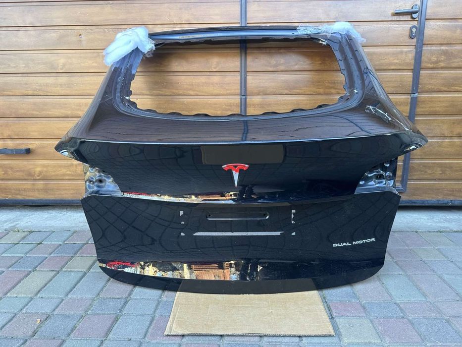 Кришка багажника tesla model Y під фарбування