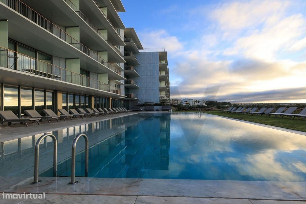 Apartamento T3 em condomínio fechado com piscina na 1ª linha de praia