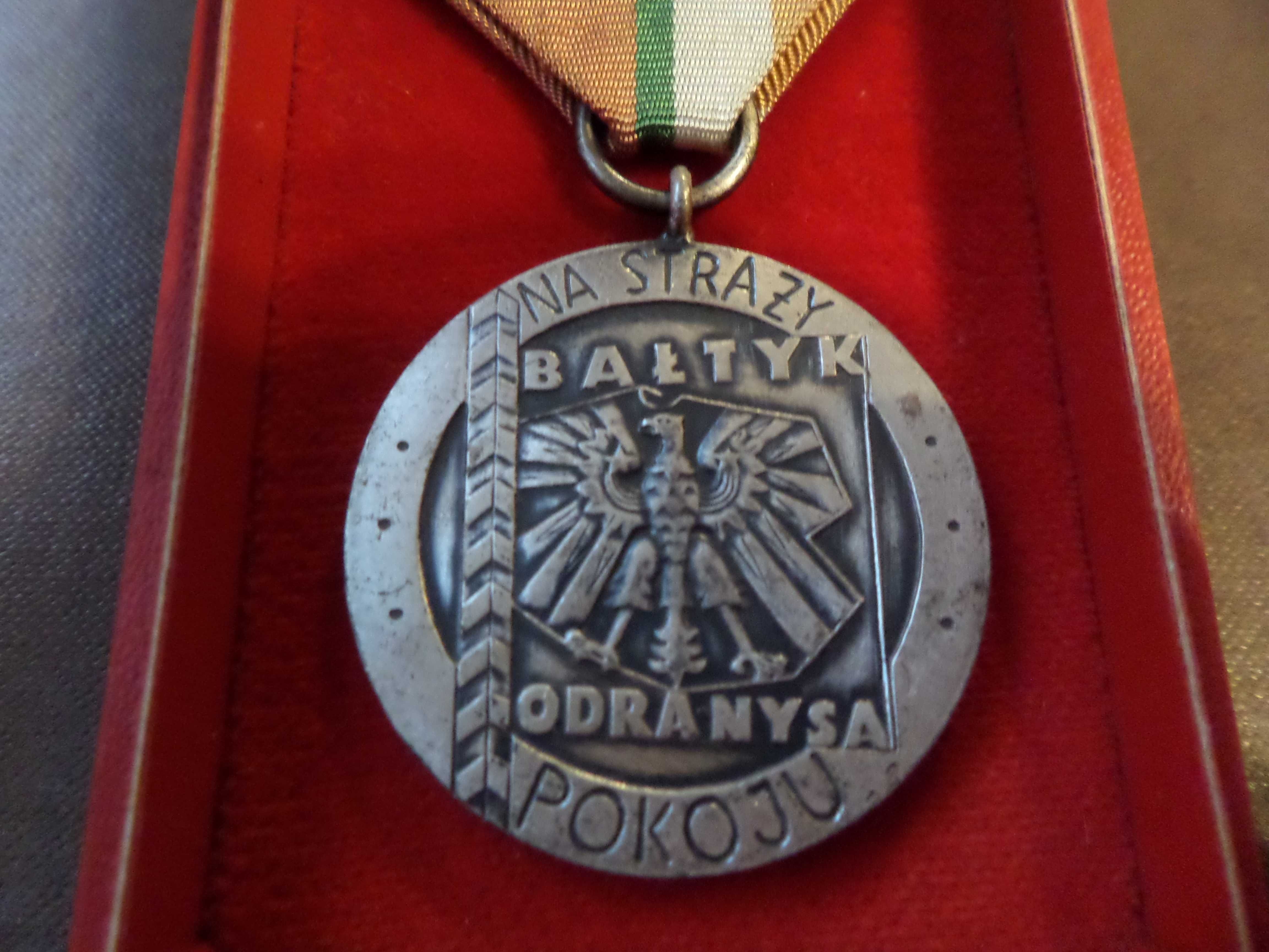 Srebrny Medal Na Straży Pokoju z pudełkiem