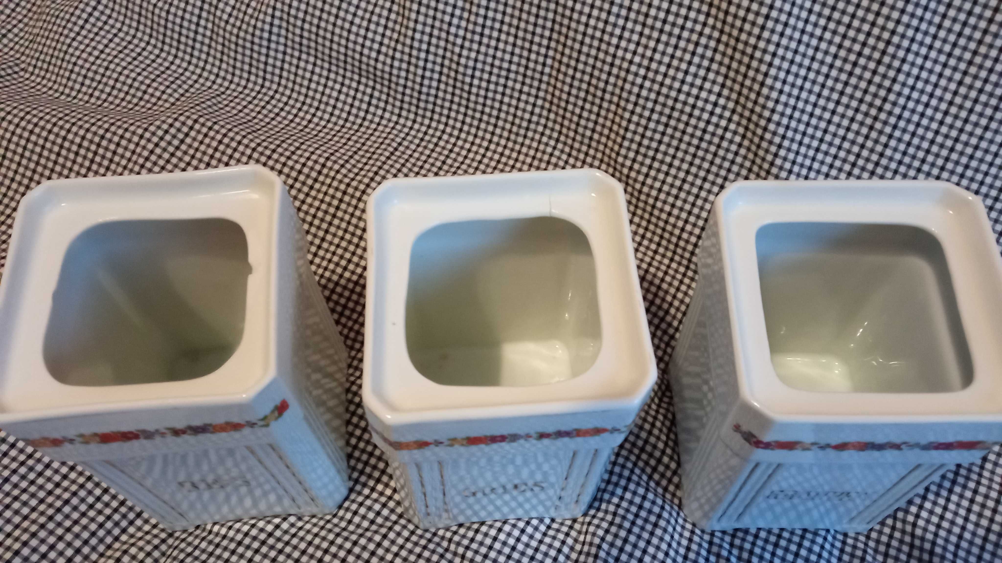 Porcelanowe pojemniki z pokrywką - kuchenne