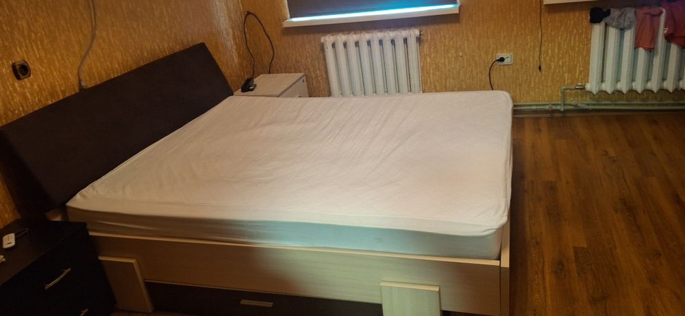 Двоспальне ліжко