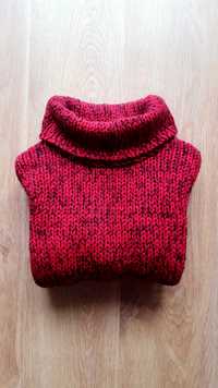 Czerwony wełniany sweterek