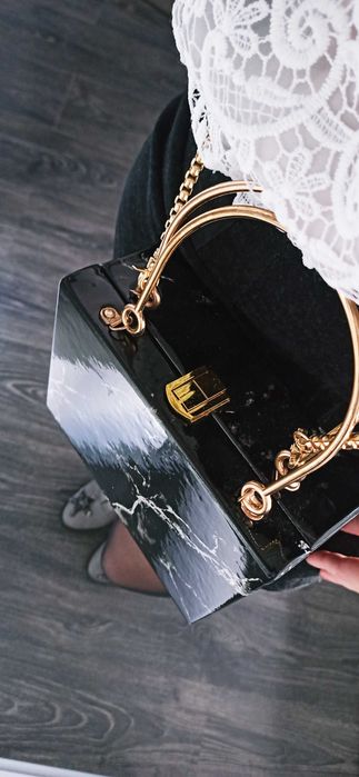 PREZENT Czarna torebka damska NA SYLWESTRA kuferek box marmurek