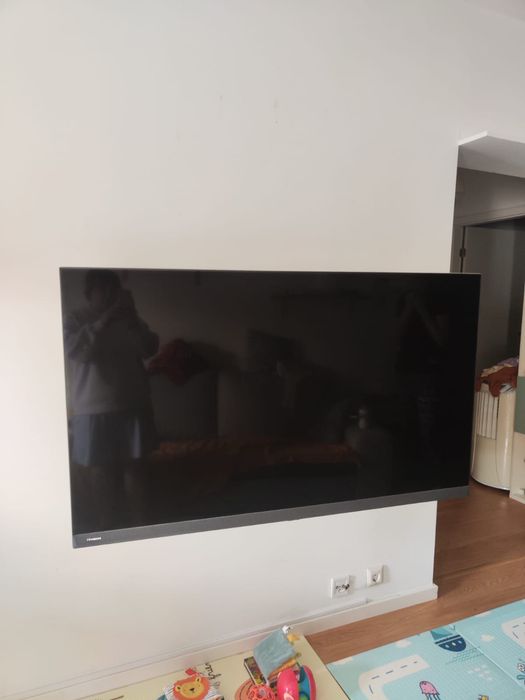 Televisão Hisense 55’’ com suporte de parede