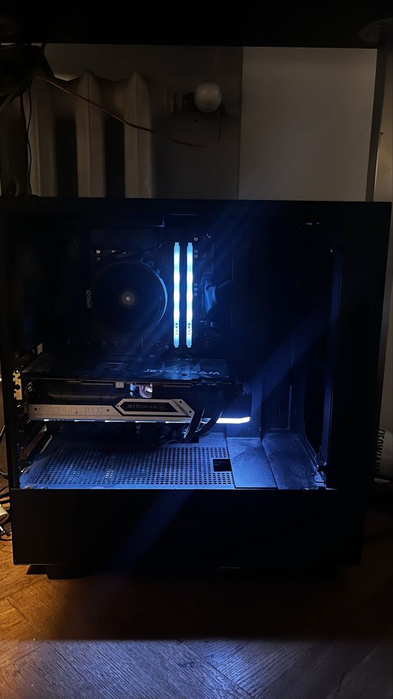 Gaming set up monitor klawiatura myszka sluchawki komputer stacjonarny