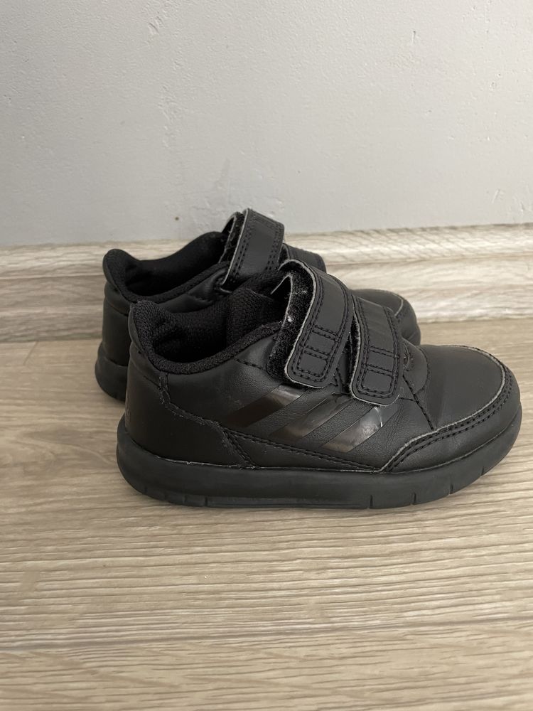 Оригінальні кросівки adidas