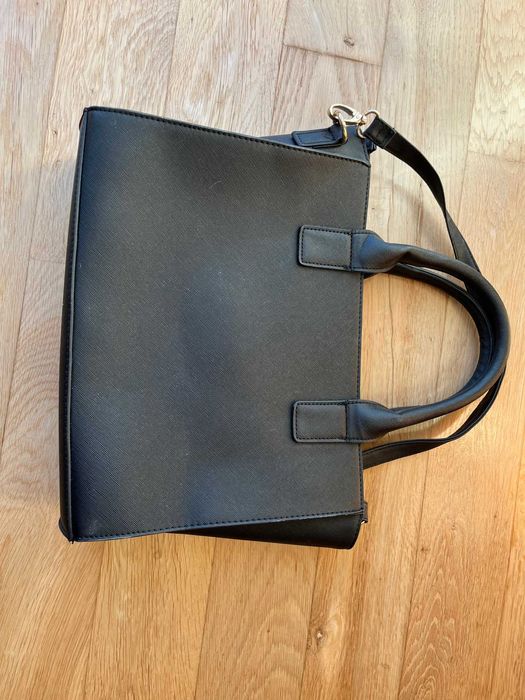 Czarna torebka SINSAY średnia