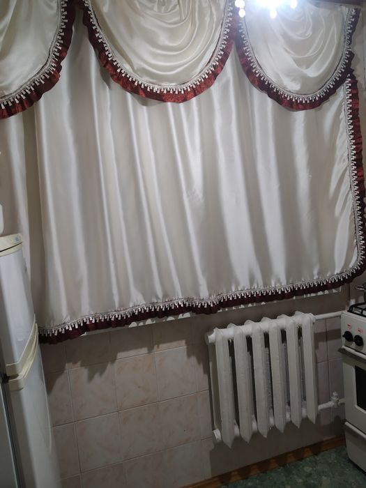 Штора на кухню нарядная.