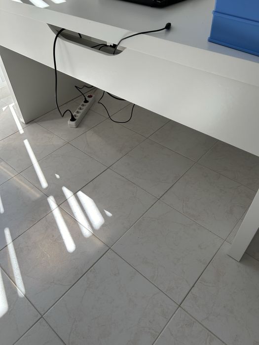 Secretaria em branco em bom estado com pouco uso