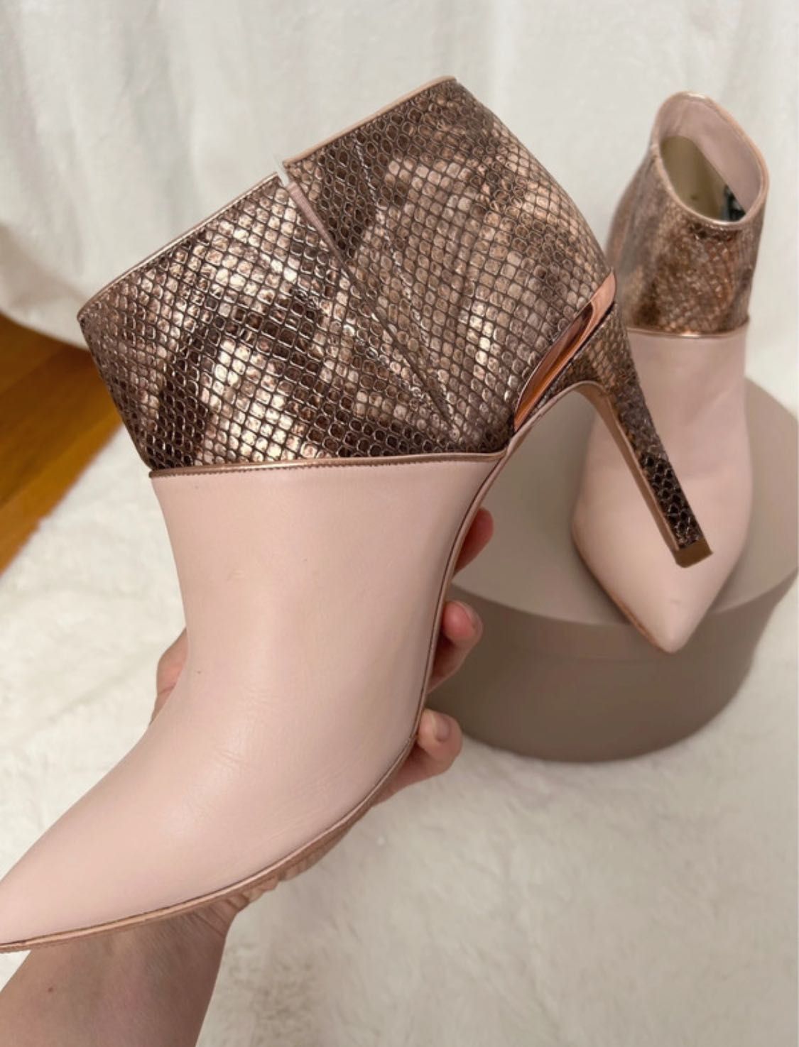 botki na szpilce pudrowy róż skóra naturalna Ted Baker London 37