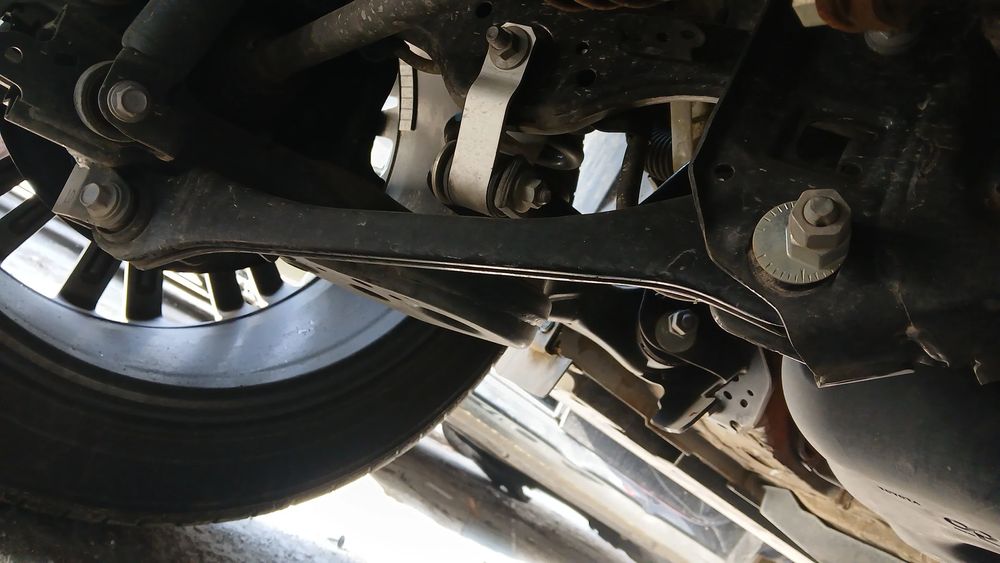 Braço de suspensão trás esquerdo TOYOTA Yaris Cross (MXP_)