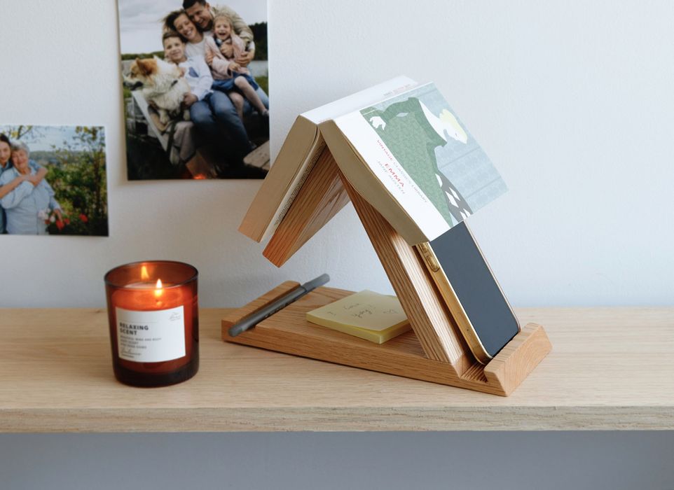 Dębowy stojak na e-book, drewniana podstawka