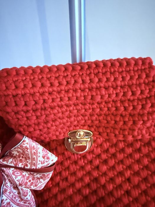 Torebka z dzianiny w kolorze czerwonym