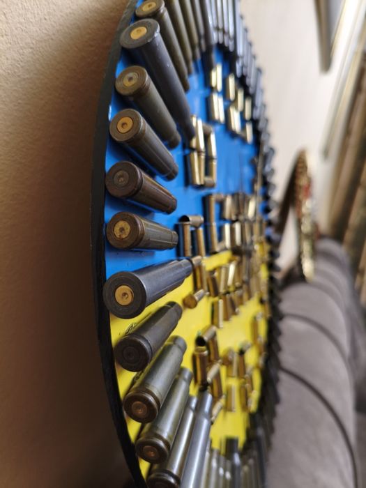 Патріотичний годинник з гільз