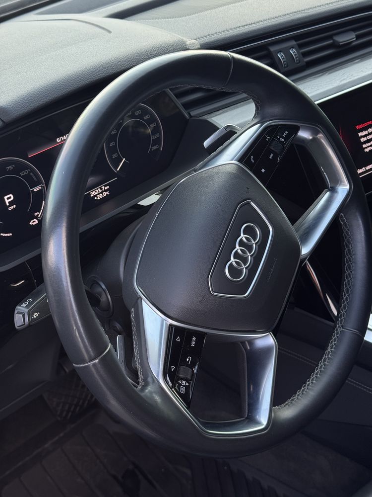Автомобіль Audi E-tron