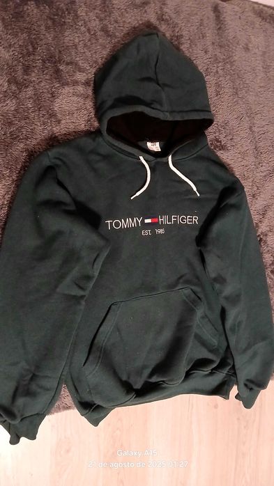 Roupa de marca em bom estado