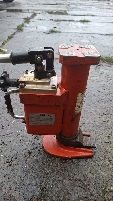 Домкрат с низким подхватом