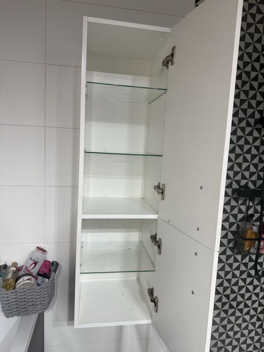 Szafka z umywalka oraz szafka wiszaca