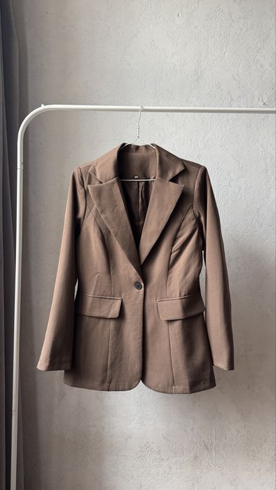 Шоколадний приталений піджак