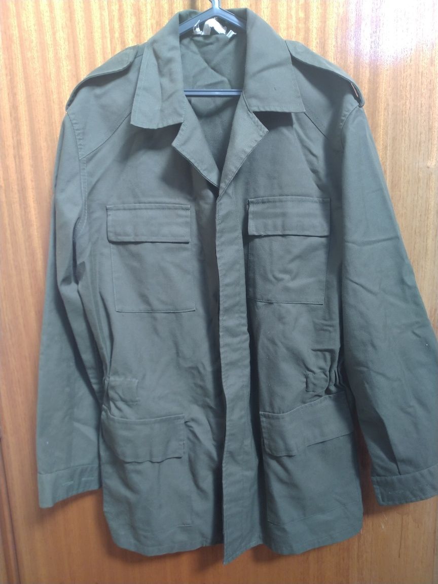 Uniformes do exército, camisa, calças e casaco