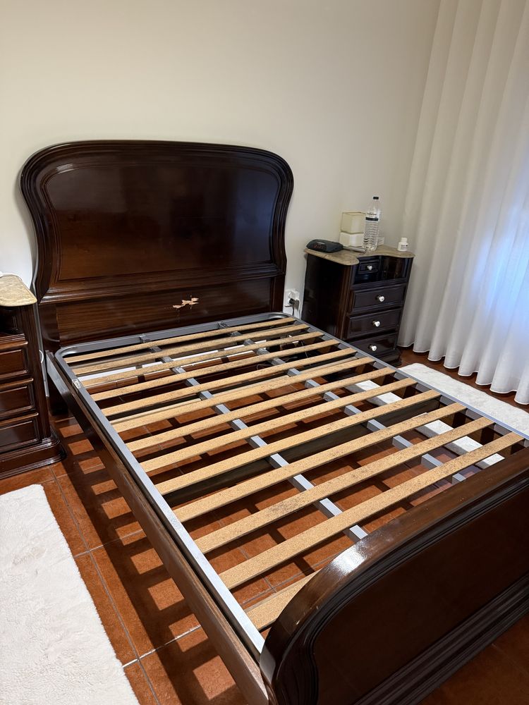 Cama casal com estrado e mesinhas cabeceira