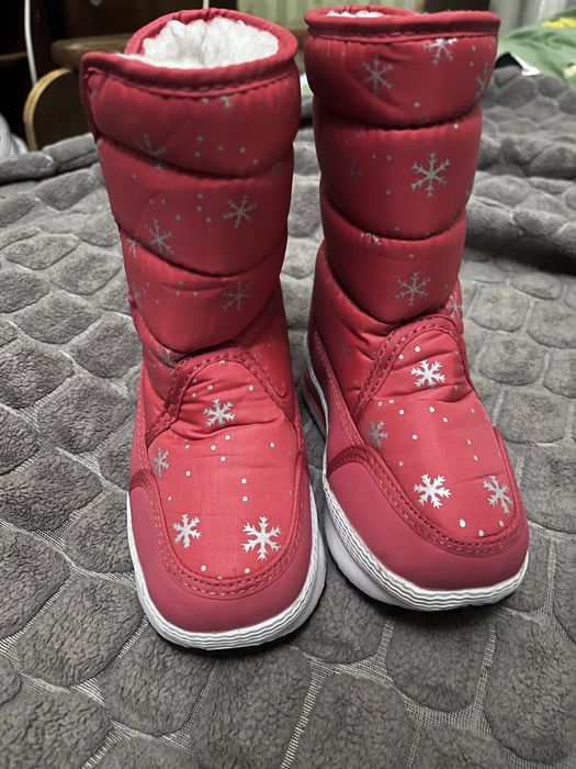 Нові зимові ботинки для дівчинки