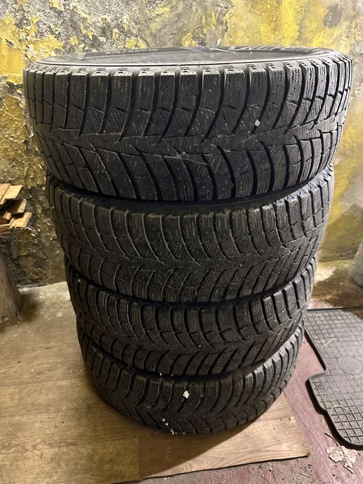 Зимова гума 215 65 R16