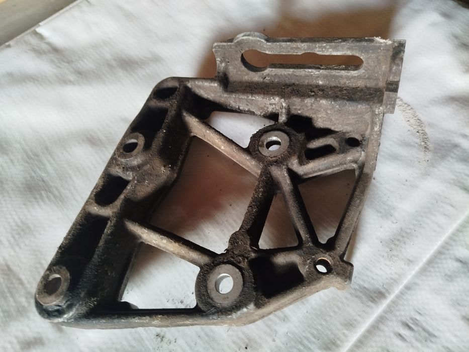 Кронштейн кріплення компрессора кондиционера nissan nisan Ніссан нісан