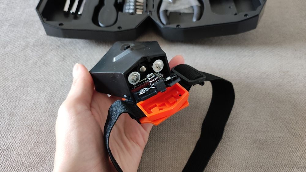 Samochodowy awaryjny zestaw narzędzi z czołówką