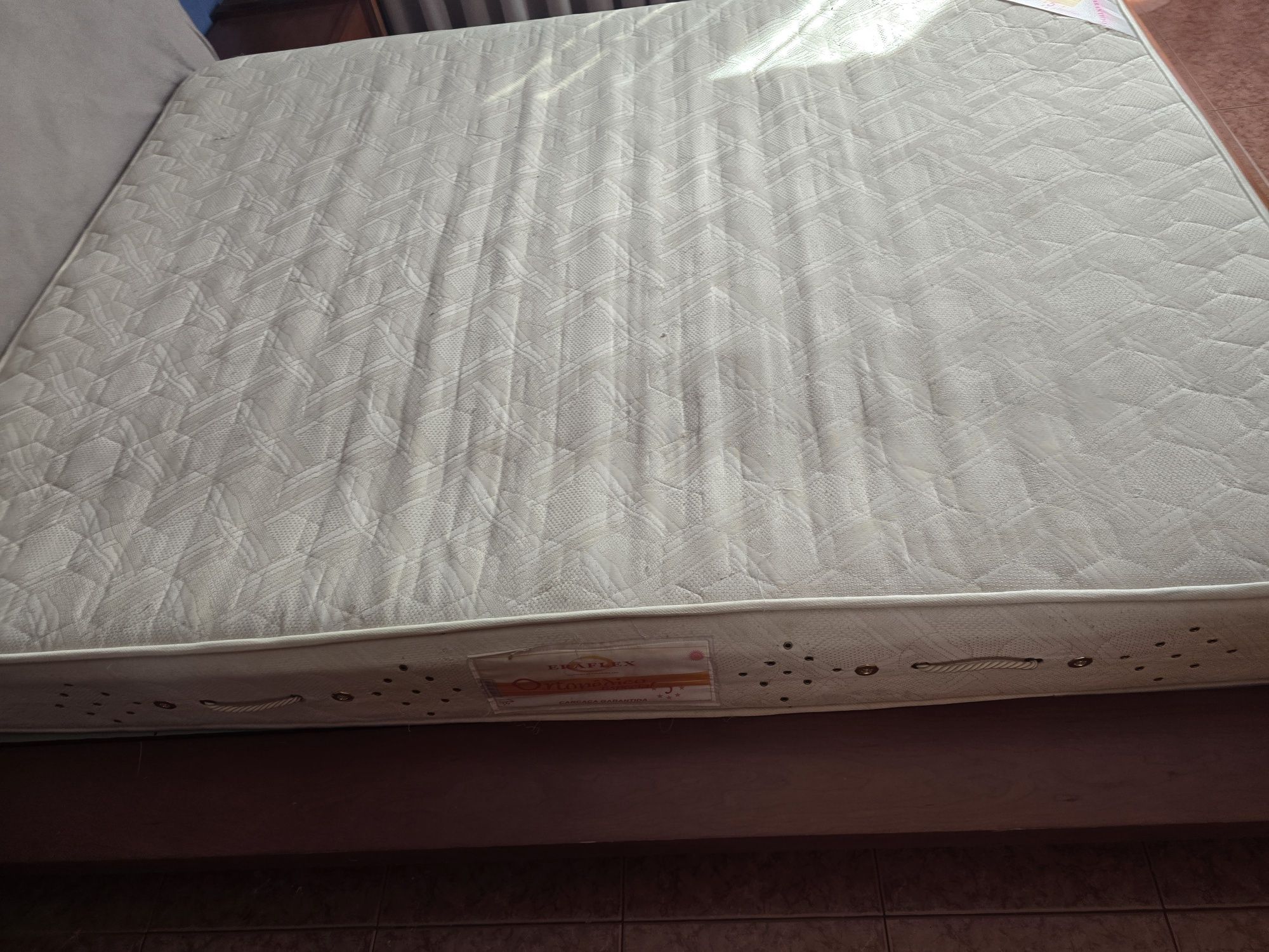 Cama casal e colchão