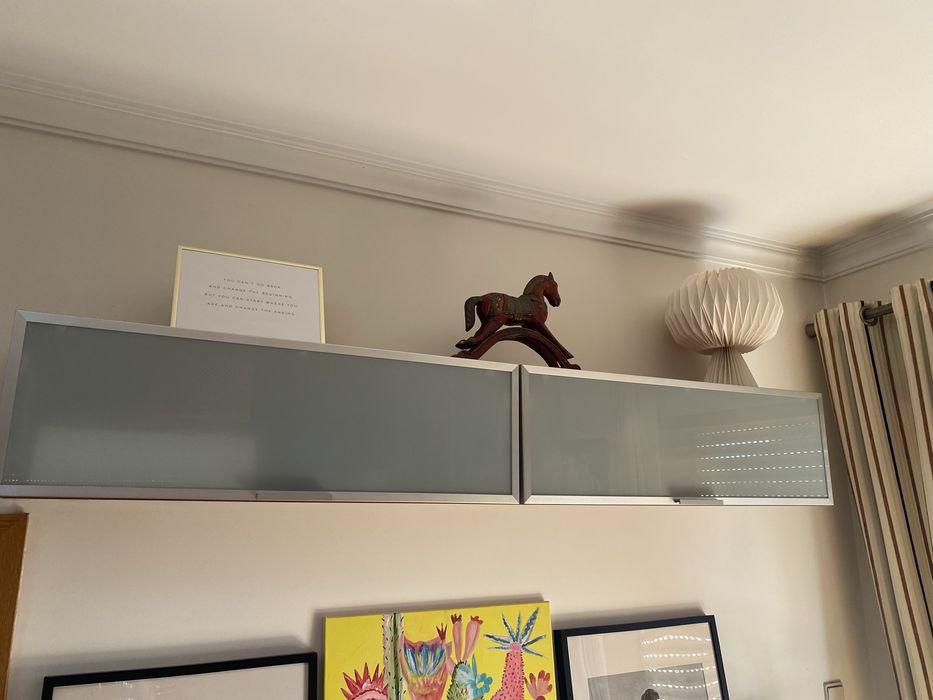Movel de parede em madeira com porta vasculante aro em inox