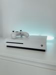 Xbox One S (1TB) Branco com um comando