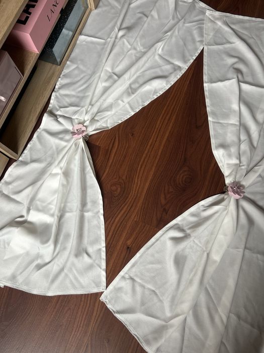 Białe zasłony dwie sztuki zasłonki