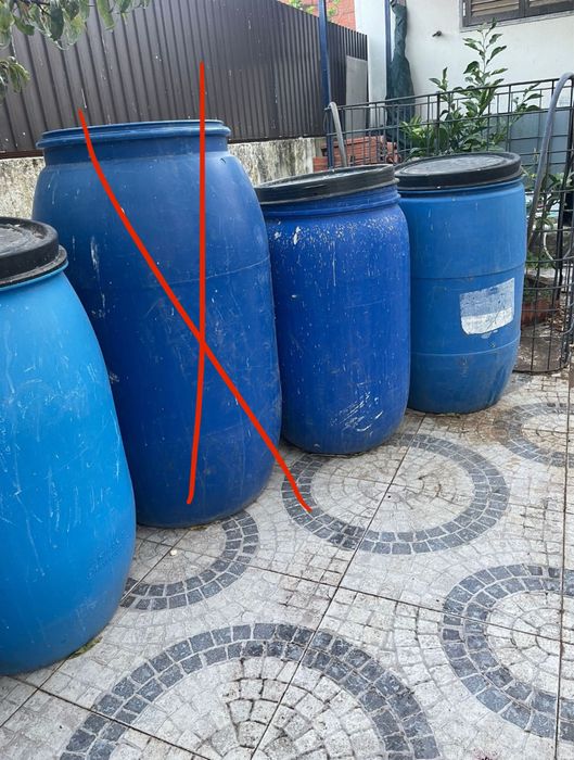 Varios bidons de varios tamanhos