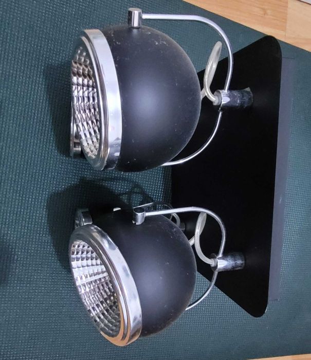 Lampa sufitowa z czterema reflektorami