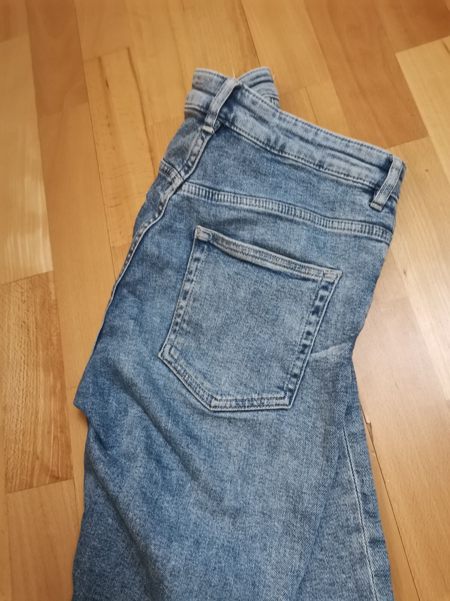 Jeansy 7/8  H&M  stan bardzo dobry, rozmiar S/M, proste, postrzepione