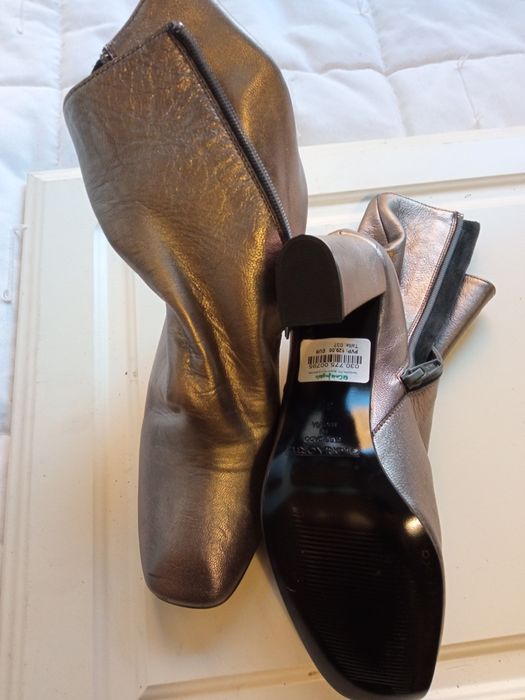 Sapatos botins e sandalias