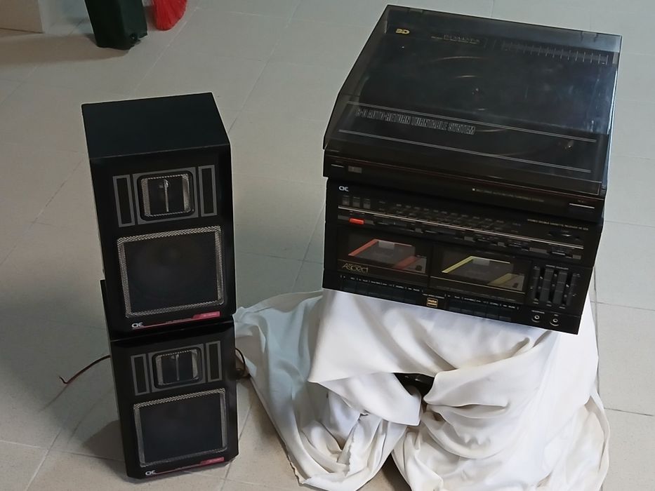 Aparelhagem com rádio , giradiscos e leitor de cassetes
