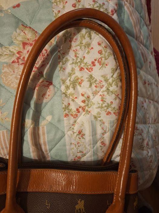 Mala de pele castanha