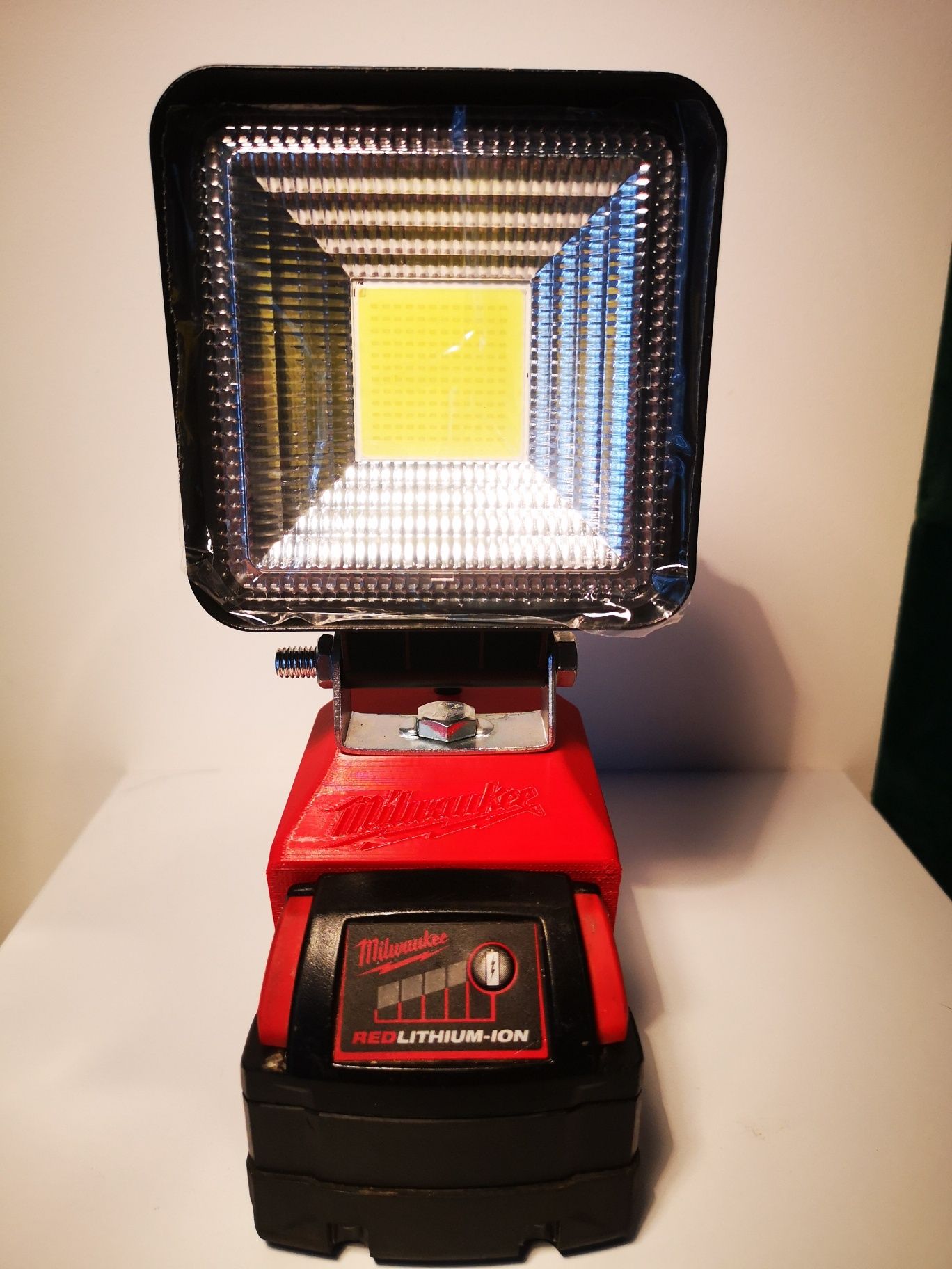 Milwaukee M18 Lampa led z adapterem do akumulatorów