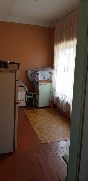 Будинок з гаражем та ділянкою