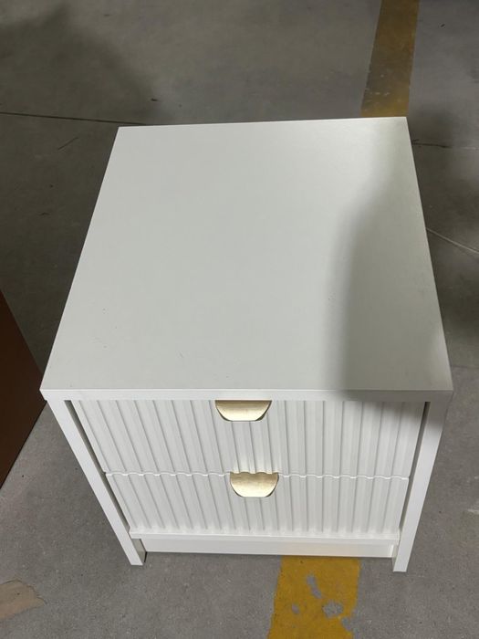 Mesa de cabeceira branca com puxador dourado